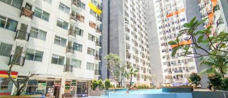 Una piscina al aire libre