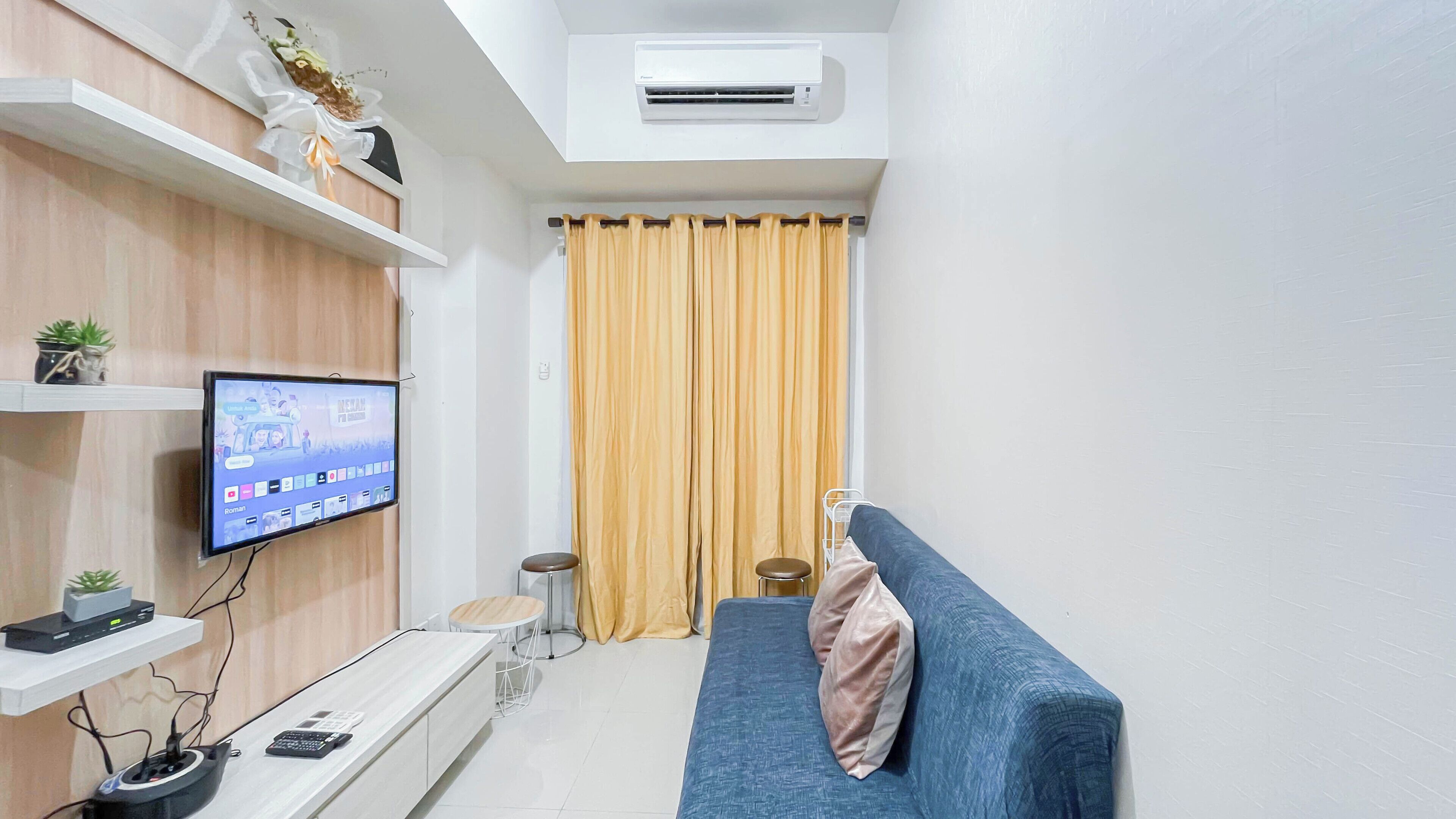 Standard Apartment | Living room