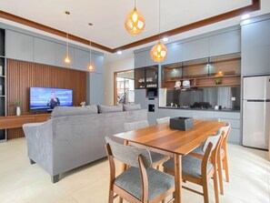 Standard Villa | Dining room