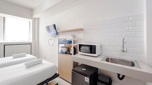 Bed sheets - Comfortable Studio Room Apartment (No Kitchen) At Bandaraya Tallasa City Makassar (Makassar)