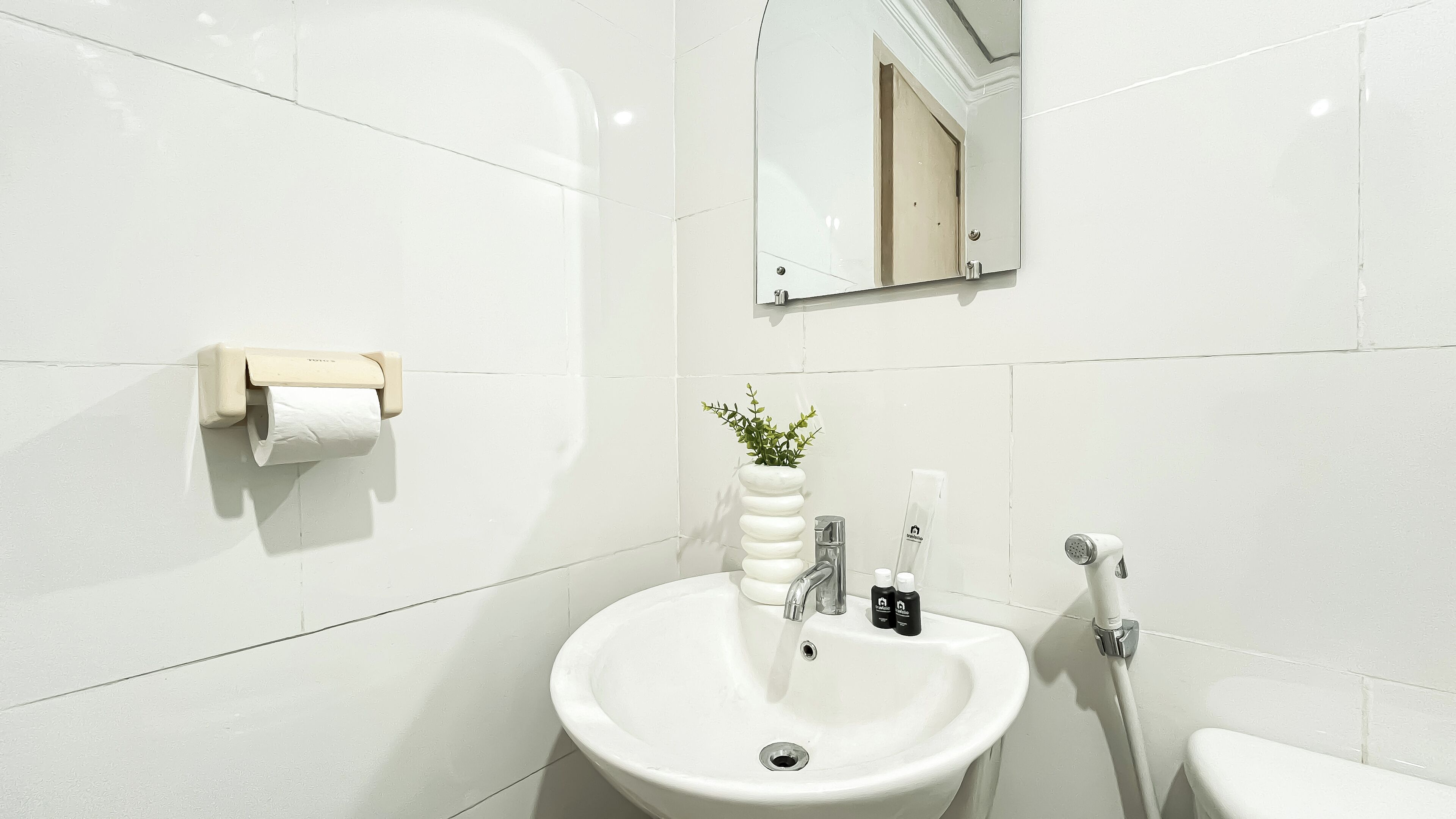 Ein Badezimmer mit Waschbecken, Spiegel und Toilette.