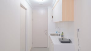 Private kitchen - Restful And Minimalist Studio Room Tokyo Riverside Pik 2 Apartment (Teluknaga)