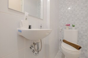 Standard Studio | Bathroom - Comfort And Warm Studio At Tokyo Riverside Pik 2 Apartment (Teluknaga)