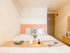 Bed sheets - Comfy Stay Studio Room At Meikarta Apartment (Cikarang)