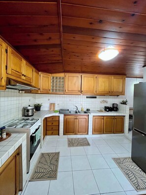 Coffee/tea maker, cookware/dishes/utensils
