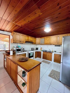 Een koffiezetapparaat/waterkoker, kookgerei, borden en bestek