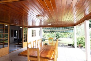 Outdoor dining - Villerme Lodge Summar (Papeete)