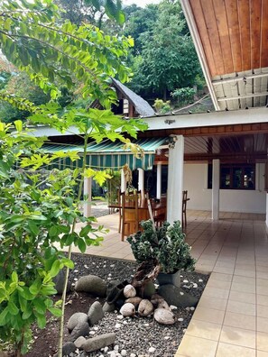 Outdoor dining - Villerme Lodge Summar (Papeete)
