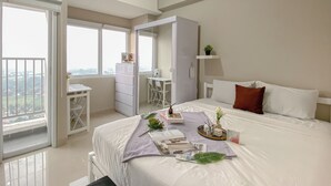 Ein Schlafzimmer mit Bett, Schreibtisch und Kleiderschrank.