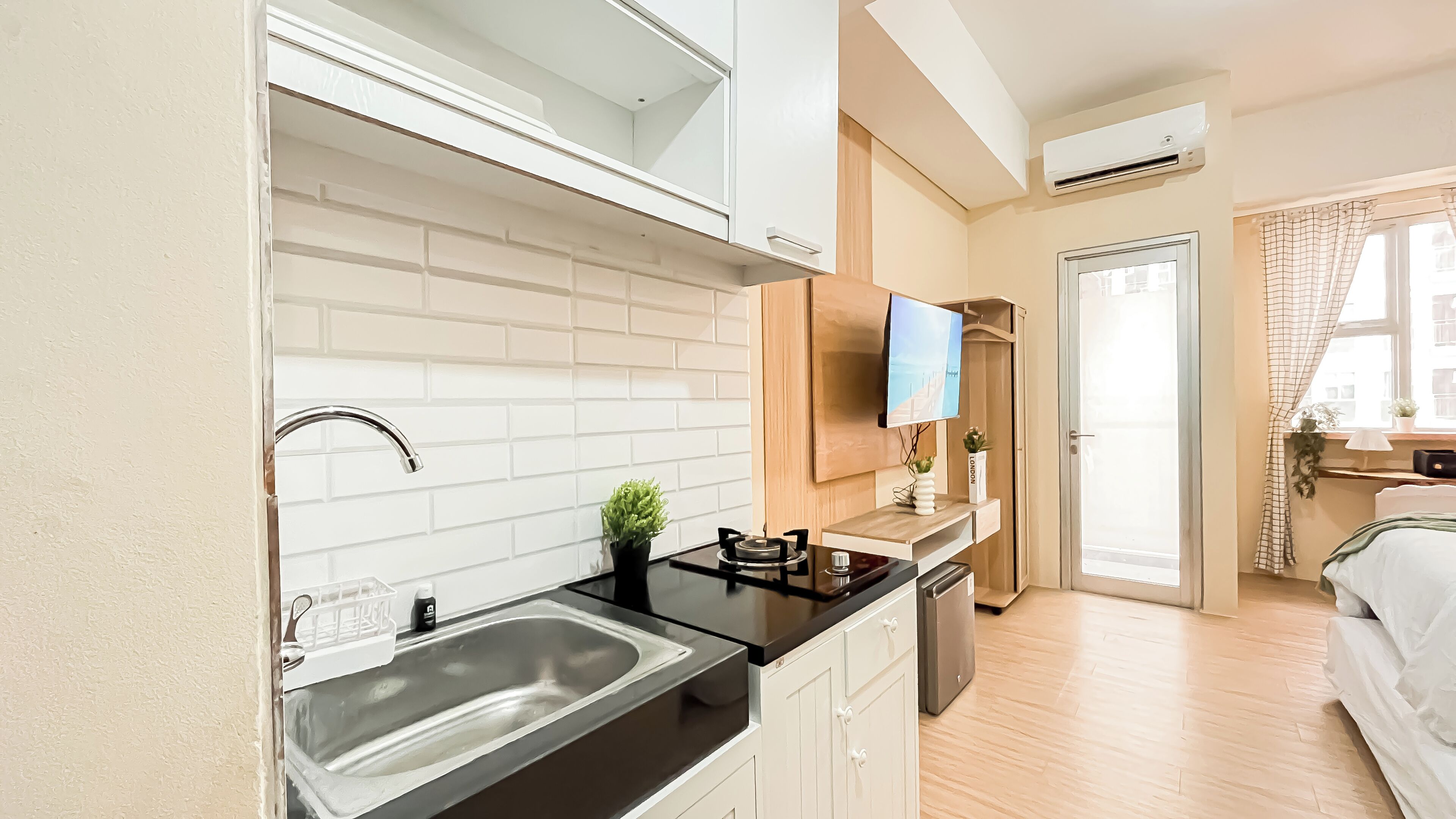 スタンダード スタジオ | 専用キッチン | 小型冷蔵庫、コンロ