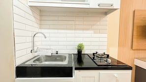 Standard Studio | Private kitchen | Mini-fridge, stovetop