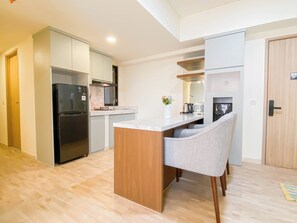 Standard-Apartment | Essbereich im Zimmer