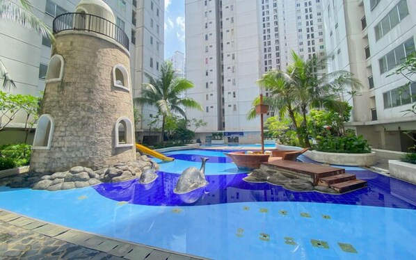 สระว่ายน้ำกลางแจ้ง