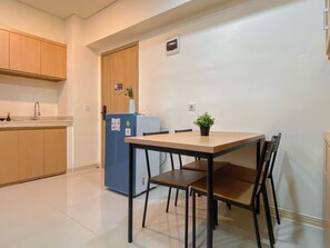 Standard Apartment | In-room dining - Cozy And Minimalist 1Br With Working Room Meikarta Apartment (Cikarang)