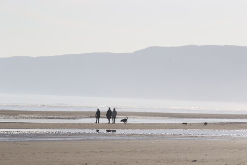 Dog & family friendly 2 bedroom sleeps 6, 10 mins walk to the beach