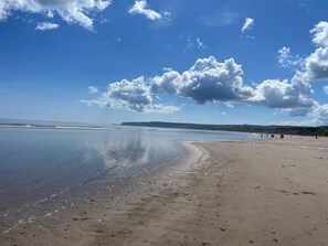 Una spiaggia nelle vicinanze