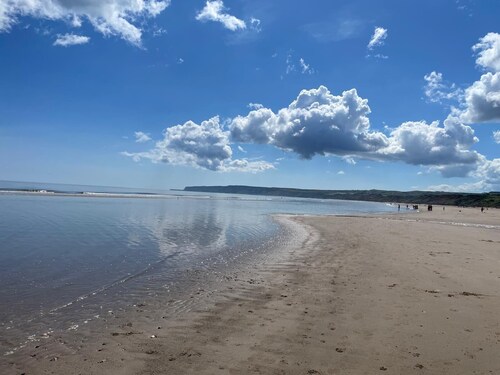 Dog & family friendly 2 bedroom sleeps 6, 10 mins walk to the beach
