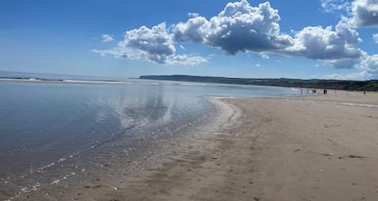 Dog & family friendly 2 bedroom sleeps 6, 10 mins walk to the beach