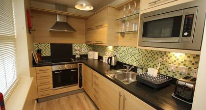 Dog & family friendly 2 bedroom sleeps 6, 10 mins walk to the beach
