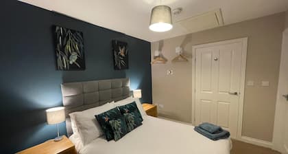 Dog & family friendly 2 bedroom sleeps 6, 10 mins walk to the beach