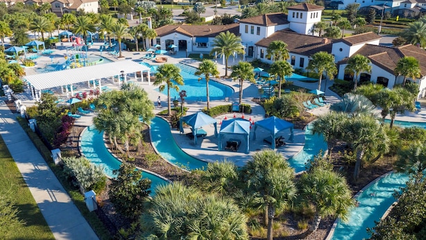 Un complexe hôtelier doté de plusieurs piscines, de palmiers et de divers espaces de détente en plein air.
