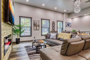 Una televisión, una chimenea, videojuegos, libros