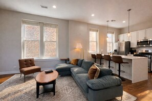 Smart TV, books, offices - Chic Urban Retreat in the Heart of West Town | Walkable with Free Parking (Chicago)