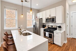 Fridge, microwave, oven, stovetop - Chic Urban Retreat in the Heart of West Town | Walkable with Free Parking (Chicago)