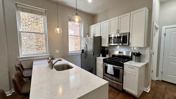 Refrigerador, microondas, horno y parrilla de estufa