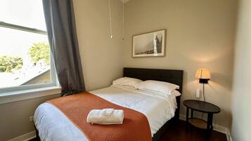 2 slaapkamers, een bureau, een strijkplank/strijkijzer, gratis wifi