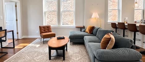 Smart TV, libros y oficina