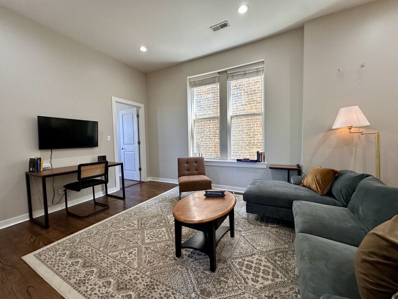 Smart TV, libri, studio