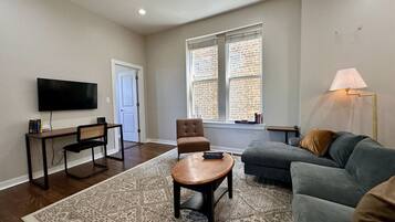 TV connectée, livres, espaces bureaux