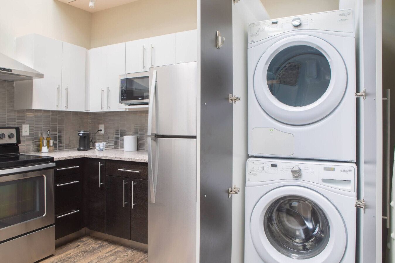 Kylskåp, mikrovågsugn, ugn och spishäll