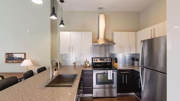 Kylskåp, mikrovågsugn, ugn och spishäll