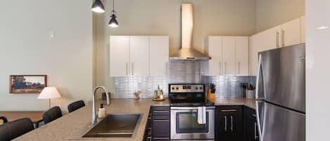 Refrigerador, microondas, horno, placa de cocina