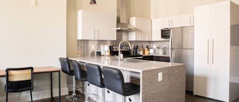 Køleskab, mikrobølgeovn, ovn, kogeplade