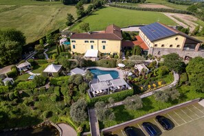 A large estate with a swimming pool, multiple buildings, and a parking area. - Room 'Casino Di Caccia 1' with Shared Pool, Wi-Fi and Air Conditioning (Sommacampagna)