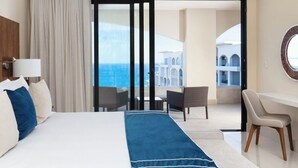 A hotel room with a large bed, a desk, and a view of the sea. - Charming 1-bedroom villa beach front, Thanksgiving week in San José del Cabo (San José del Cabo)
