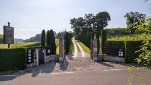 Une entrée fermée par un portail mène à un complexe hôtelier, et une pancarte indique : « Resort Casino di Caccia ».