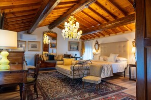 Interior - Room 'Suite Dei Velieri' with Shared Pool, Wi-Fi and Air Conditioning (Sommacampagna)