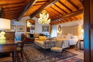 Interior - Room 'Suite Dei Velieri' with Shared Pool, Wi-Fi and Air Conditioning (Sommacampagna)