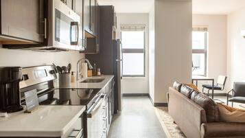 Kylskåp, mikrovågsugn, ugn och spishäll