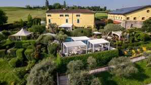 A large estate with a swimming pool, multiple buildings, and well-maintained gardens. - Room 'Casino Di Caccia 6' with Shared Pool, Wi-Fi and Air Conditioning (Sommacampagna)