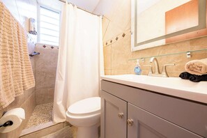 Dusche, Haartrockner, Handtücher