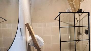 Een bubbelbad, een haardroger, een bidet, handdoeken