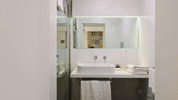 Regadera, secadora de cabello, bidet, jabón