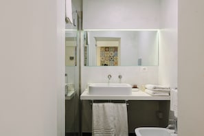 Douche, sèche-cheveux, bidet, savon