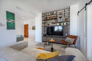 Appartement, 3 chambres, balcon, vue ville | Salle de séjour