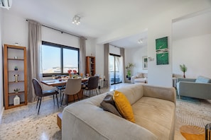 Appartement, 3 chambres, balcon, vue ville | Salle de séjour